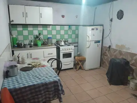 CASA 4 AMBIENTES EN VENTA CON PATIO MAS DEPTO