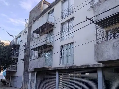ALQUILA- Departamento de 1 dormitorio con cochera, pileta y quincho. Excelente estado, muy luminoso
