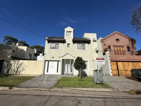 Casa en venta de 5 dormitorios, patio con parrilla y lavadero. Cochera. Barrio Smithfield, Zárate