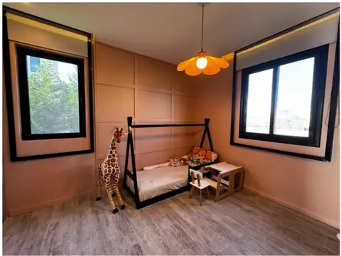 Casa en Alquiler con 4 cocheras