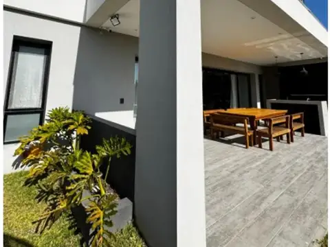 Casa en Alquiler en San Sebastian, USD 1.700