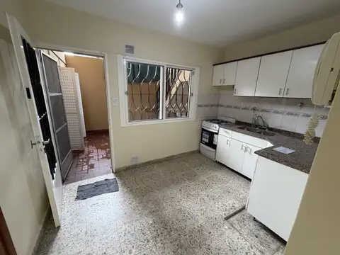 Casa 2 dormitorio en dos plantas, living comedor, cocina completa, baño, lavadero.
