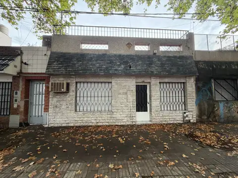 Casa 2 dormitorio en dos plantas, living comedor, cocina completa, baño, lavadero.