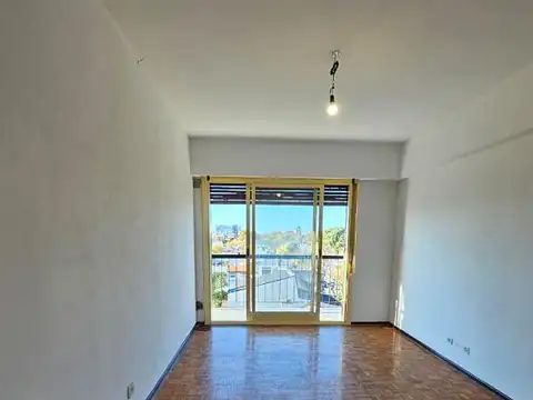 3 Ambientes en edificio con Balcon