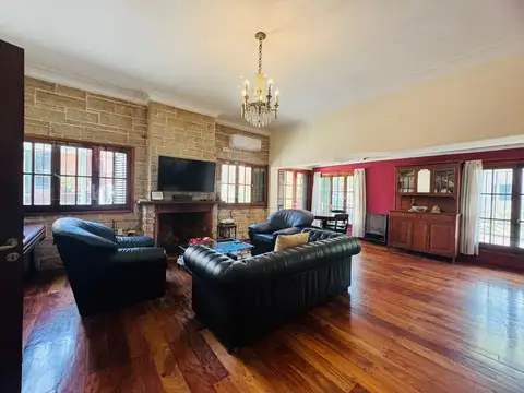 Casa 6 ambientes con 4 baños