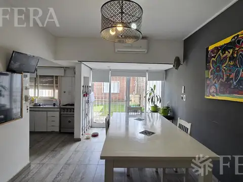 Venta casa 5 ambientes con cochera en Bernal Oeste