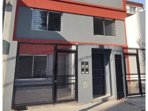 Cómodo Monoambiente con patio, en PB fte c/ entrada indep s/ expensas!