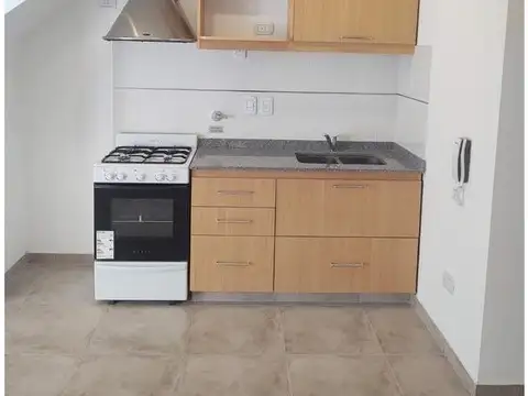 Cómodo Monoambiente con patio, en PB fte c/ entrada indep s/ expensas!