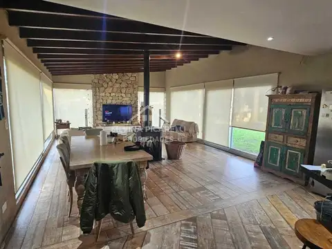 Casa 4 ambientes con 2 baños