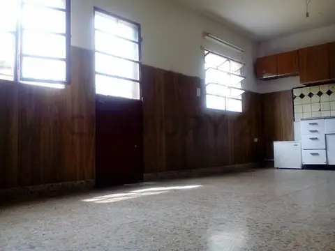 CASA EN VENTA EN LOTE PROPIO - A REFACCIONAR - CON PATIO JAR