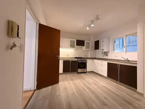 VENTA - DEPARTAMENTO 3 DORMITORIOS CON PATIO Y COCHERA - ABASTO