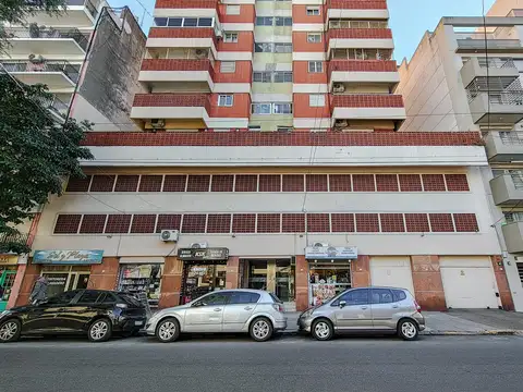 Comodísimo departamento de cuatro ambientes con cochera en venta en Villa Urquiza.