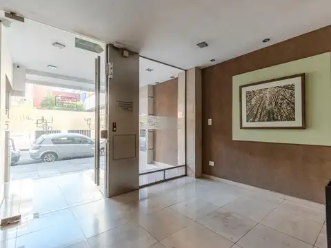 Comodísimo departamento de cuatro ambientes con cochera en venta en Villa Urquiza.