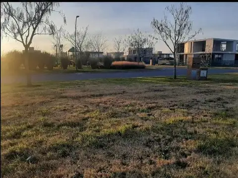 Venta de Lote en Puertos del Lago , Barrio  Ceibos UF 200