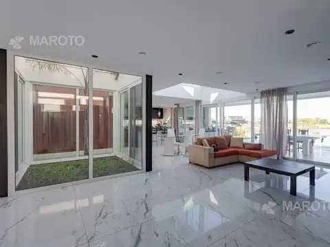 Casa en Venta con 3 cocheras