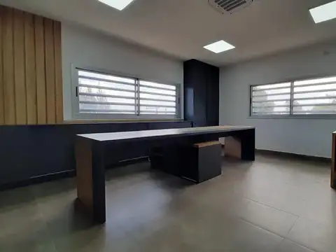 Oficina 13 ambientes con 3 baños