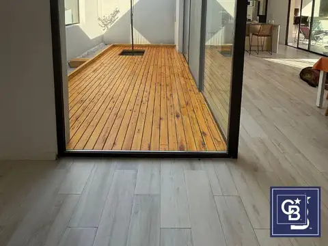 Casa en Venta con 4 cocheras