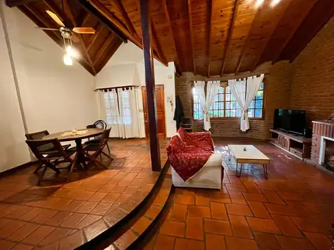 Casa 4 ambientes con 2 baños