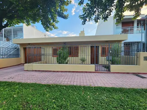 VENTA CASA 3 DORMITORIOS PATIO COCHERA APTO CREDITO
