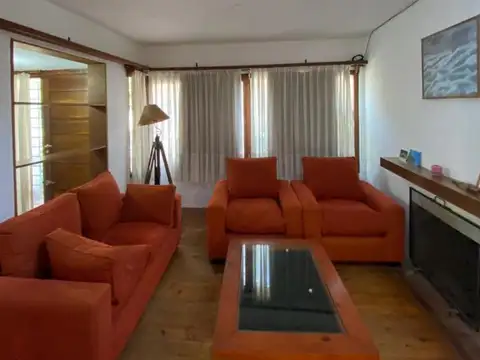 Casa de tres ambientes con parque y cochera