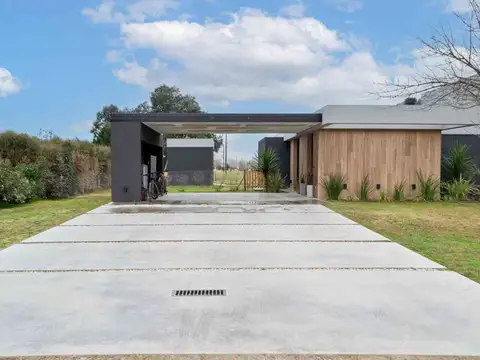 Casa en Venta con 4 cocheras