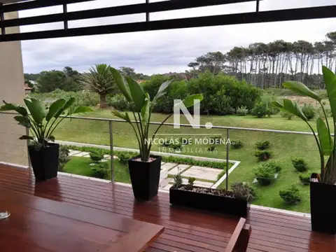 Departamento de 3 suites + dependencia en venta, frente al mar. Punta del Este