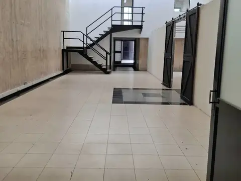 AMPLIO LOCAL COMERCIAL EN 2 PLANTAS. ALQUILER + IVA (SIN EXPENSAS)