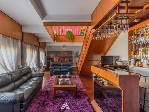 Casa en Venta con 3 cocheras