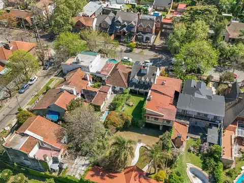 Chalet con 3 dormitorios, jardín y cochera – Excelente ubica