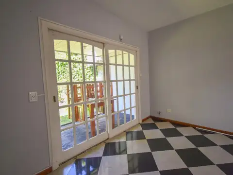 Chalet con 3 dormitorios, jardín y cochera – Excelente ubica