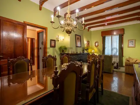 CASA EN VENTA 62 8 Y 9 LA PLATA /  4 DORMITORIOS