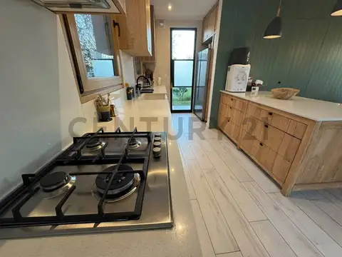 Casa en Alquiler con 4 cocheras