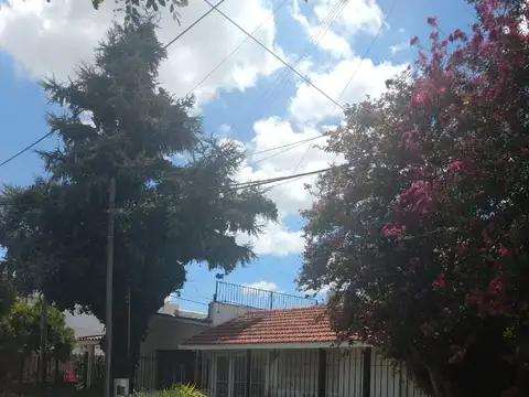 SE VENDE INCREIBLE CASA  EN BARRIO MAIPU