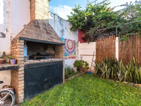 Casa 7 ambientes con 2 baños