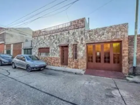 Casa en venta - 2 Dormitorios 2 Baños - Cocheras - 206Mts2 - Lugano