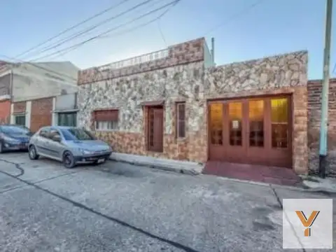 Casa en venta - 2 Dormitorios 2 Baños - Cocheras - 206Mts2 - Lugano