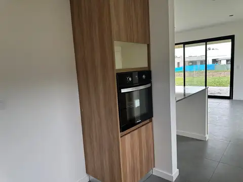 Casa 4 ambientes con 3 baños