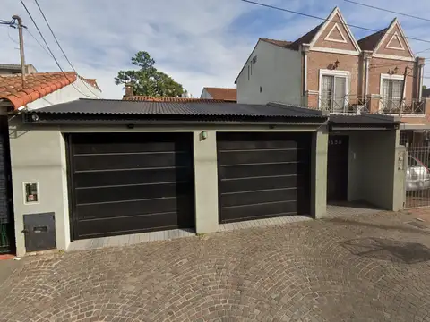 Chalet 3 ambientes al frente con cochera opcional - 2 patios y pequeño jardín - 