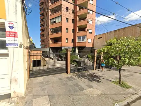 VENTA DE COCHERA CERRADA CON BAULERA EN BARRIO SUR