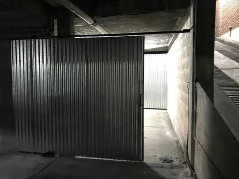 VENTA DE COCHERA CERRADA CON BAULERA EN BARRIO SUR