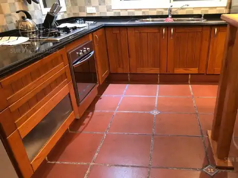 Casa en Alquiler con 2 cocheras