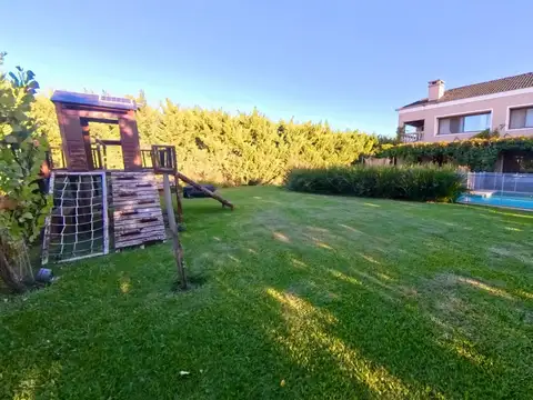 Casa en Alquiler con 2 cocheras