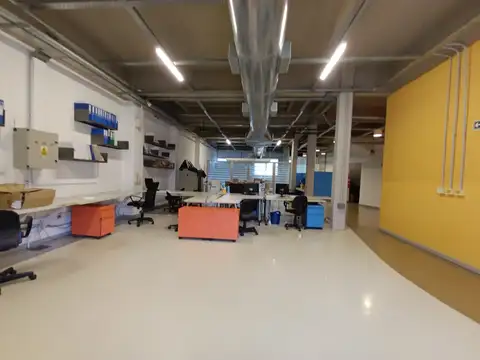 SALON 230 M2. Sin Columnas con ingreso camionetas- techo loza altura 4 mts.Patio Cocina Baños