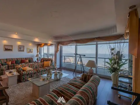 VENDE APARTAMENTO 4D + SERVICIO + 2GJE POCITOS