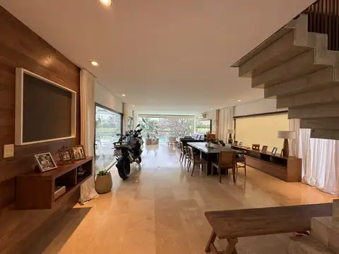 Casa en venta al agua barrio Alisos Nordelta