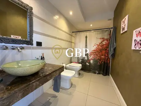 Casa 6 ambientes con 5 baños
