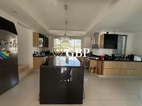 Casa en Venta con 5 cocheras