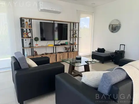 Casa en Alquiler con 4 cocheras