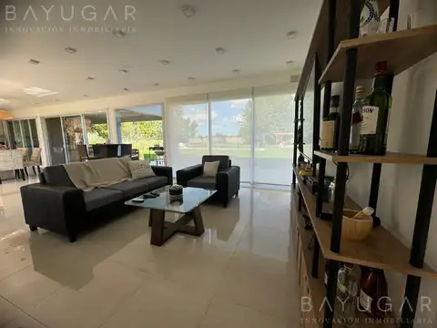 Casa en Alquiler con 4 cocheras
