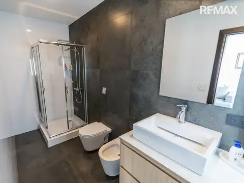 Casa 8 ambientes con 4 baños